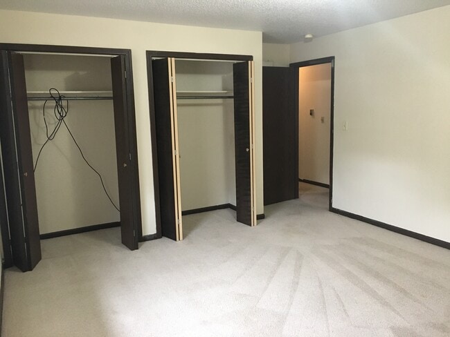 Building Photo - 2 Bedroom Condo Next to East Broadway Shopping