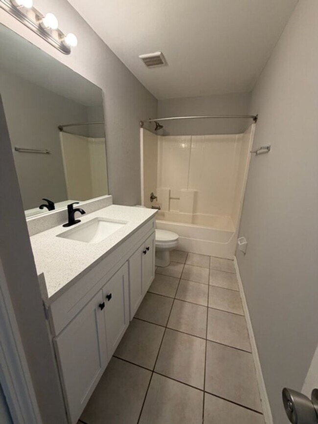 Building Photo - 930 Ainsworth St W