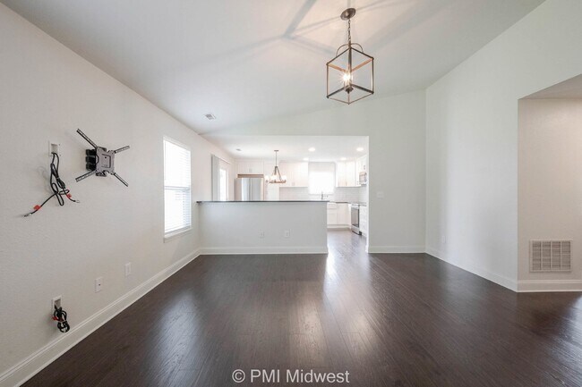 Building Photo - "Charming 3-Bed, 2-Bath Home with 1263 Sq Ft in Westfield's Serene Useppa Ct"