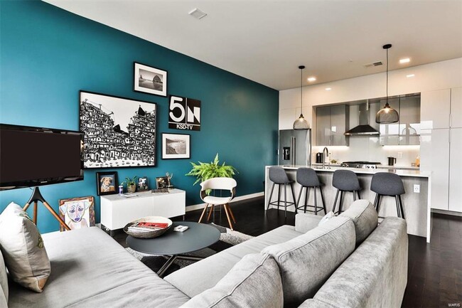 Building Photo - Luxury condo in the CWE