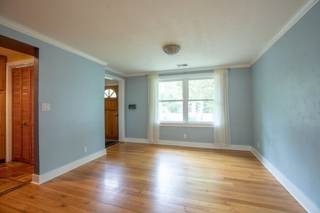 Building Photo - Charming 3 bedroom/2 bathroom Single Family Home!