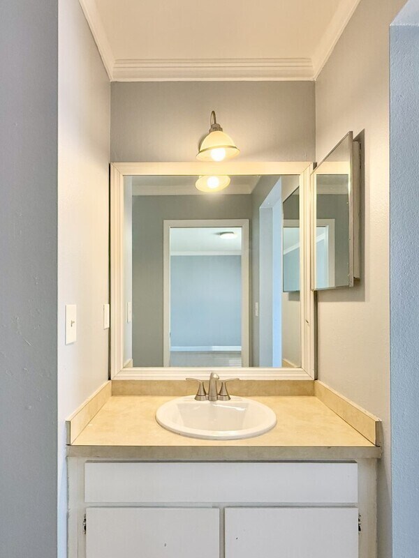 Building Photo - 817 Fairwood Forest Dr