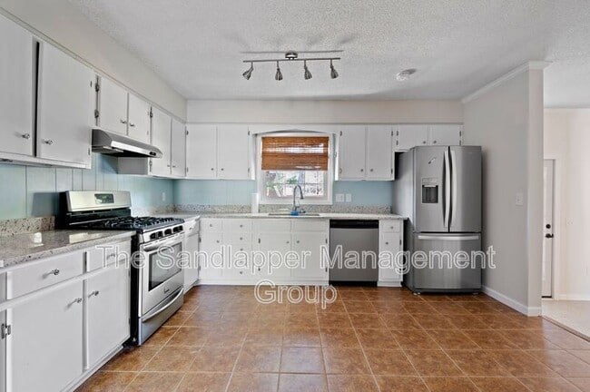 Building Photo - 628 Highwood Cir