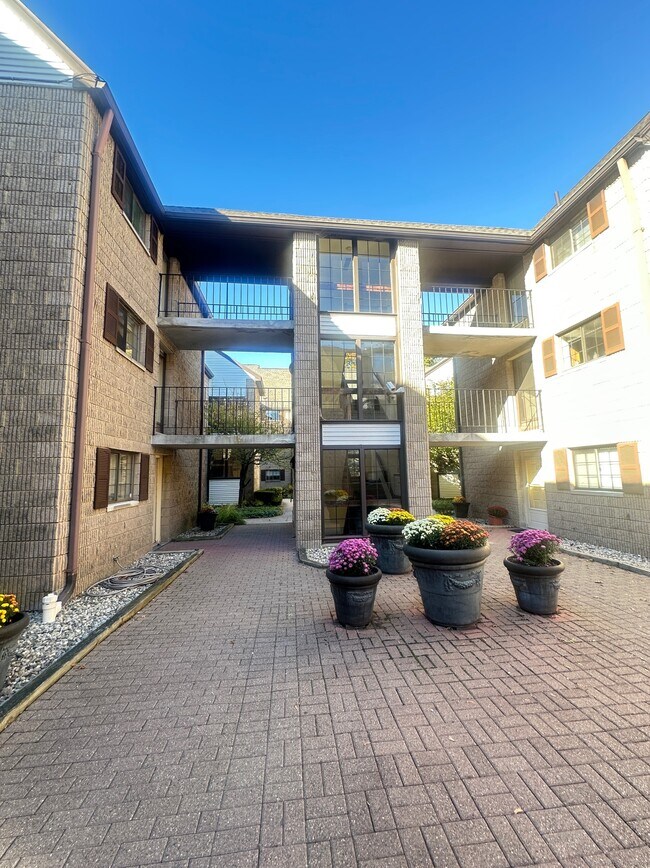 Building Photo - 183 Loomis Dr
