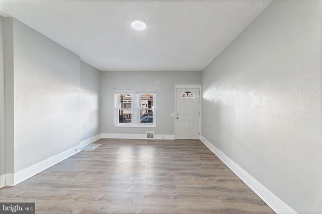 Building Photo - 1249 Kenwood Ave