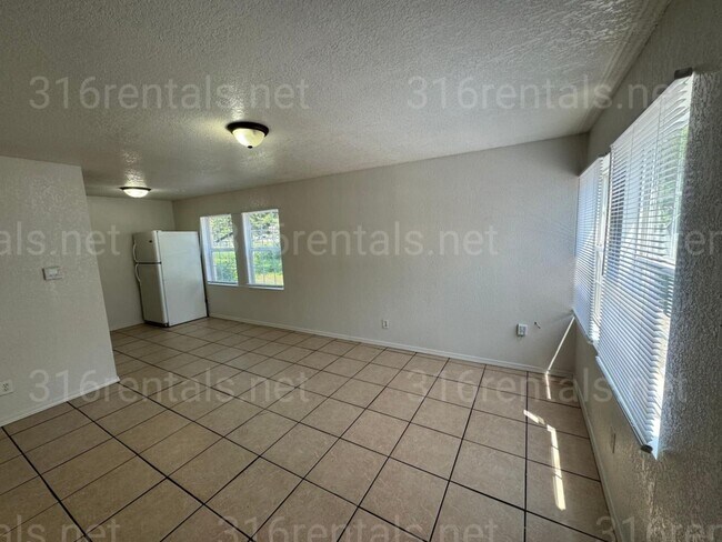 Building Photo - $695- 2 bed 1 bath bi-level apartment with...