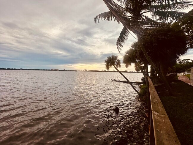 Building Photo - 225 S Tropical Trail