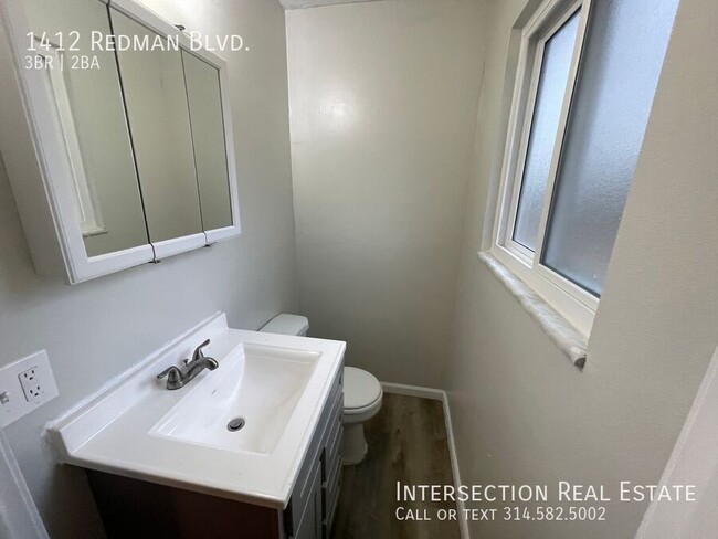 Building Photo - Recently Renovated 3Bed/1.5Bath with Washe...