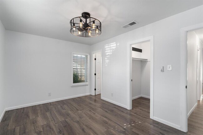 Building Photo - 1800 Romford Dr