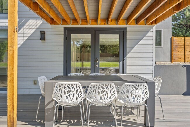 Building Photo - 5 bed 3.5 Bath Home in North Boulder W/Large Backyard, Swimming Pool & Jacuzzi!