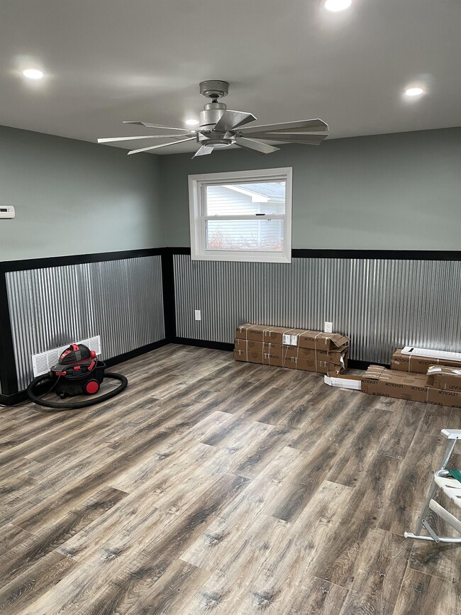 Building Photo - 2224 Oakwood Dr