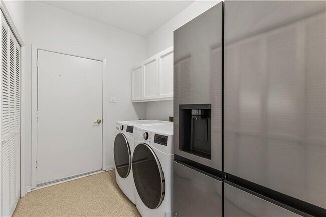 Building Photo - Spacious 4 bedroom 2 bath home with pool in Emerald Forest