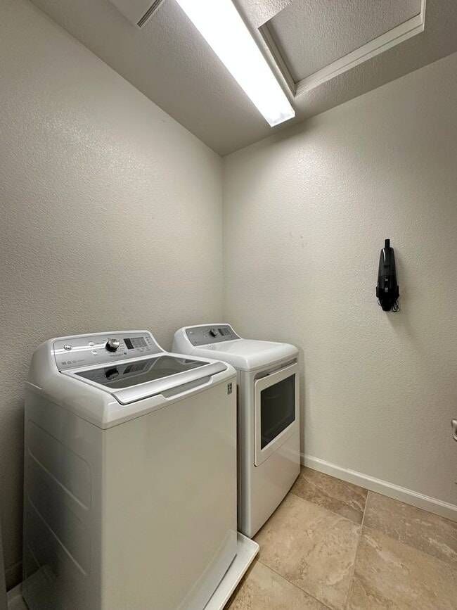 Building Photo - 3 Bedroom Rosemont Home