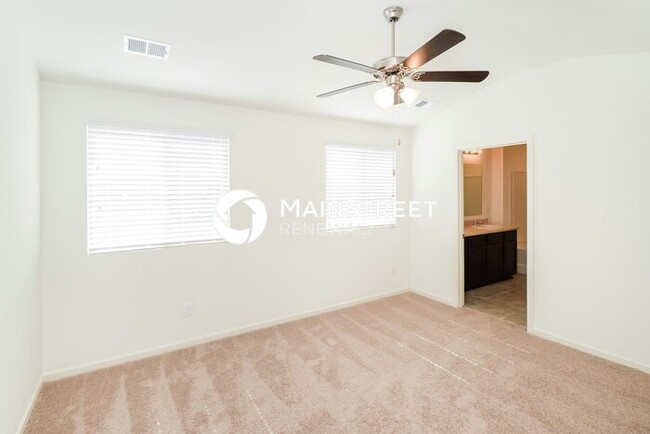 Building Photo - 995 Hawthorn Ln