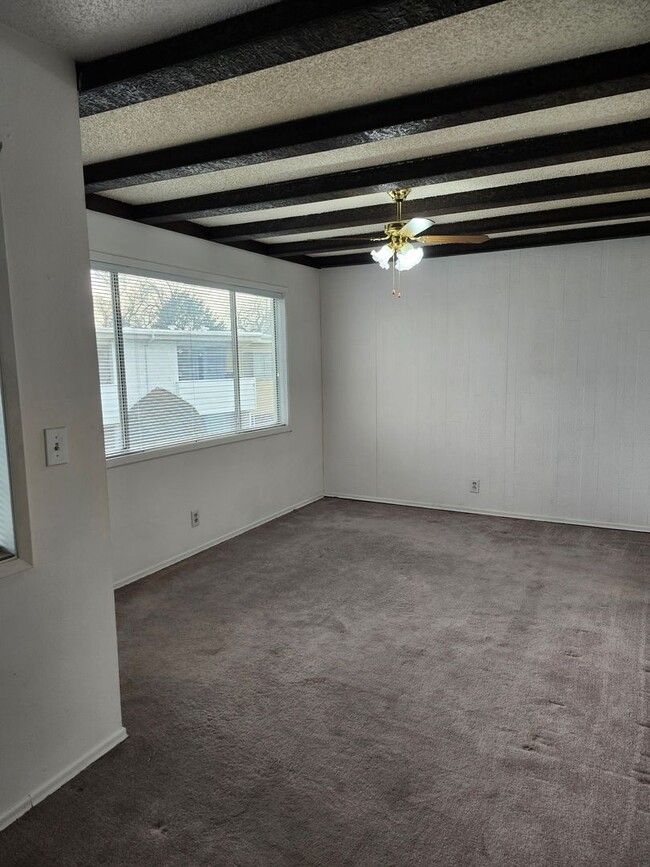 Building Photo - Oversized 2 bedroom Condo -  **$500 off Mo...