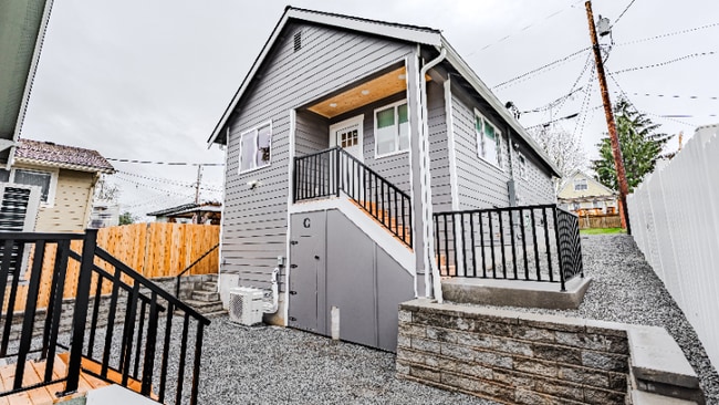 Building Photo - 2106 Oakes Ave