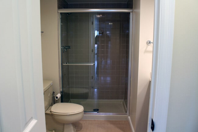 Building Photo - 1301 N Courthouse Rd