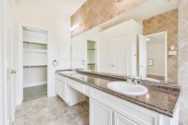 Building Photo - 7 Heron Hollow Ct