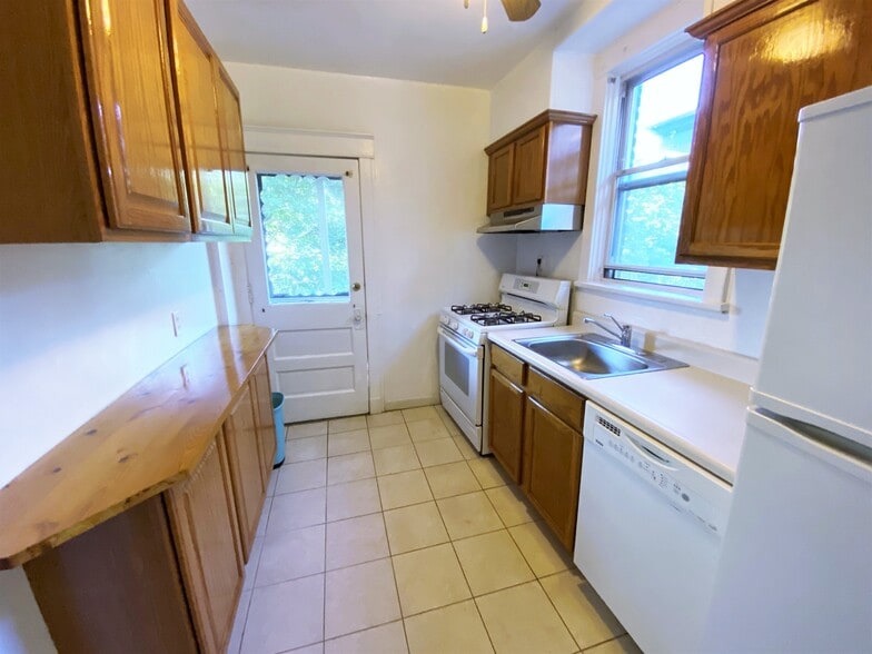 Building Photo - 624 Hastings St