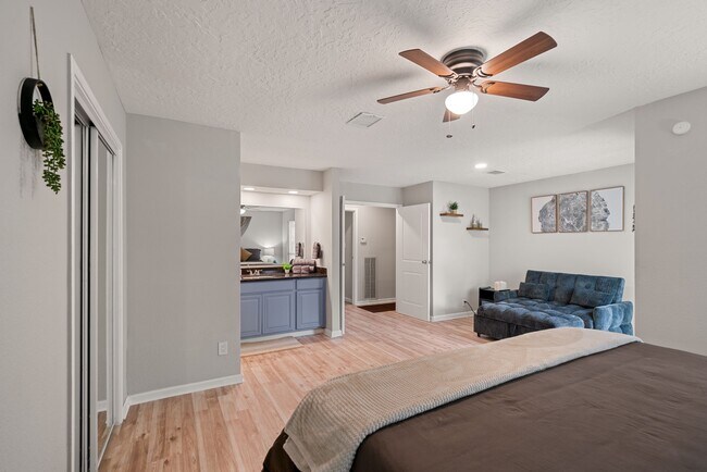 Building Photo - 2523 Village Oak Dr.