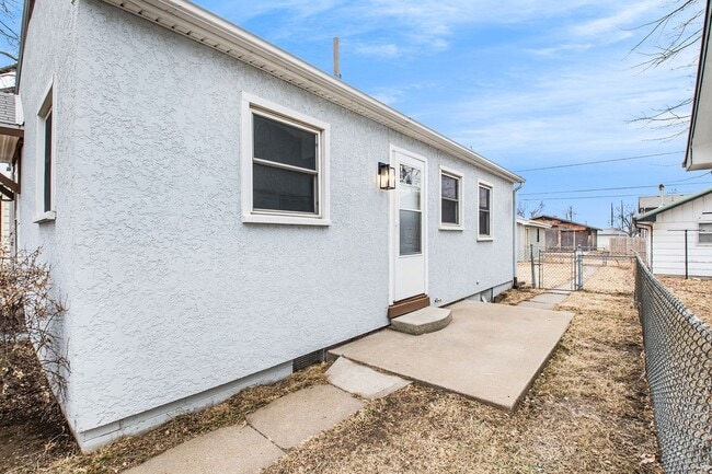 Building Photo - Completely Renovated 2 Bedroom House!