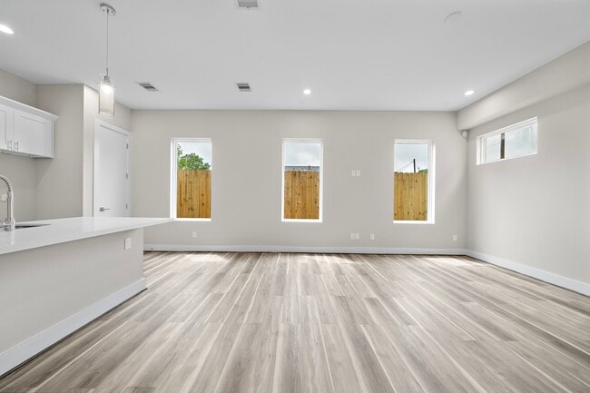 Building Photo - 7522 Sandle St