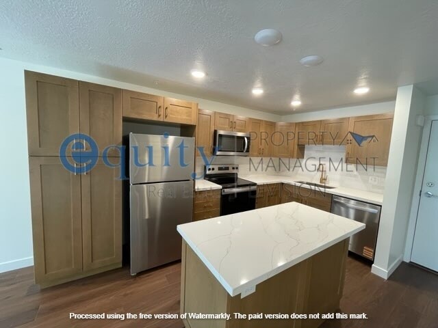 Building Photo - 1032 E 400 S