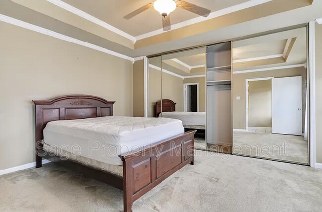 Building Photo - 5365 Sleepy Hollow Dr