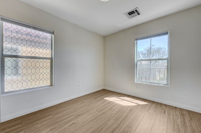 Building Photo - Stylish Tri-Level Home/Tandem Garage in Henderson