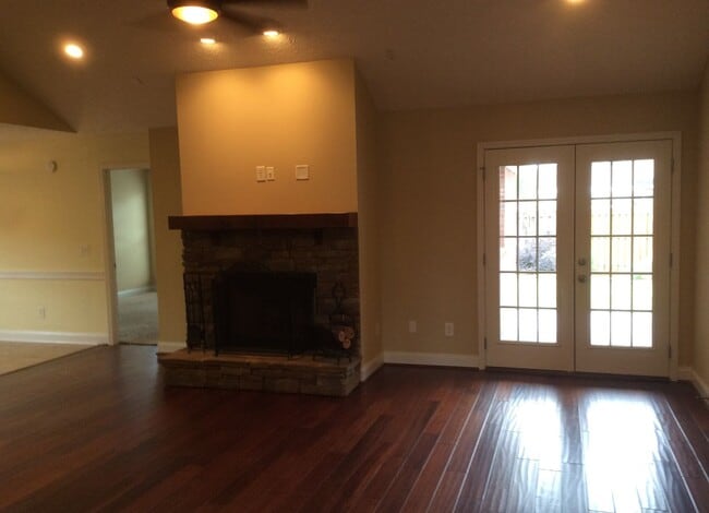 Building Photo - 6078 White Pine Dr