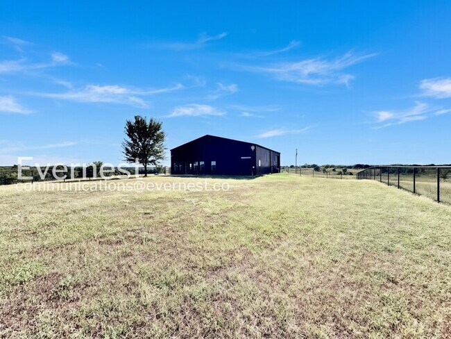 Building Photo - 2 Bed, 2 Bath Home with Garage / Pet-Friendly / Available Now!