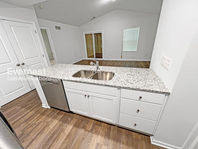 Building Photo - 4 Bed, 2 Bath Home with Garage / Pet-Friendly / Coming Soon!