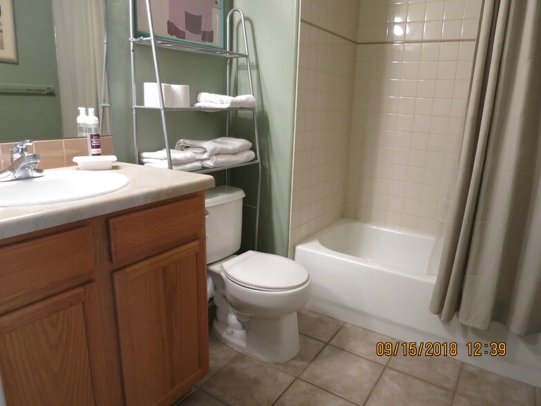 Full bathroom #2 - 2701 Midland Ave