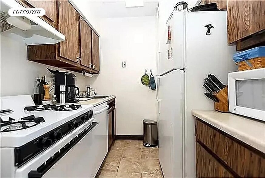 Building Photo - 301 E 45th St