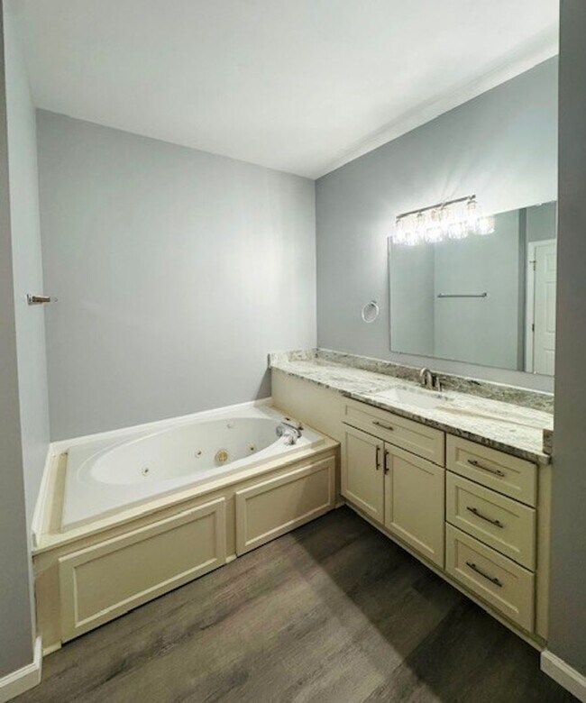 Building Photo - CORNERSTONE ~ RENOVATED CONDO ~ 2 BED, 2 B...