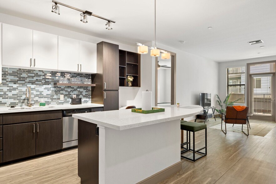 Building Photo - 555 N College Ave