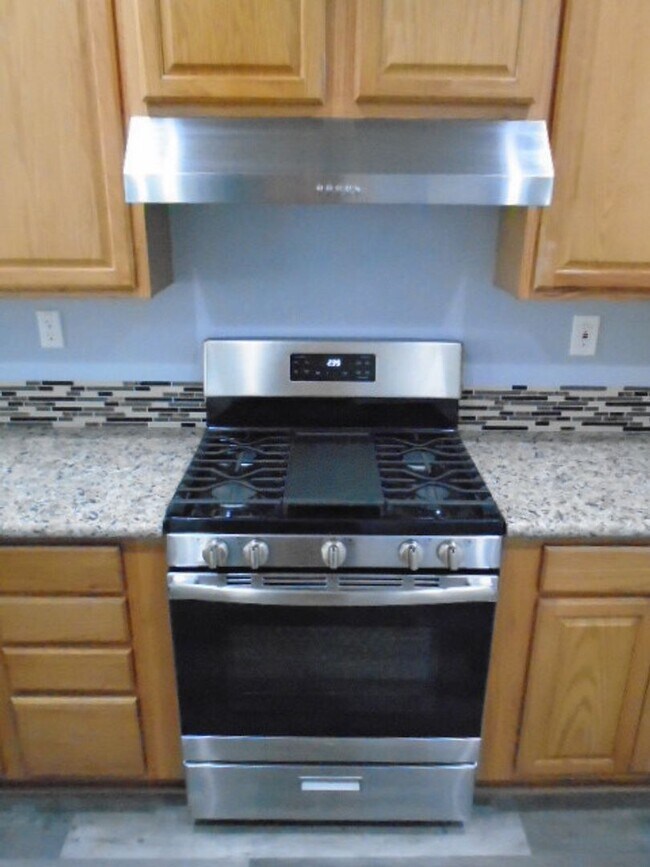 Building Photo - BEAUTIFUL WHITNEY OAKS HOME WITH 3+ BEDROOMS, 3 FULL BATHS, & 2 CAR GARAGE!