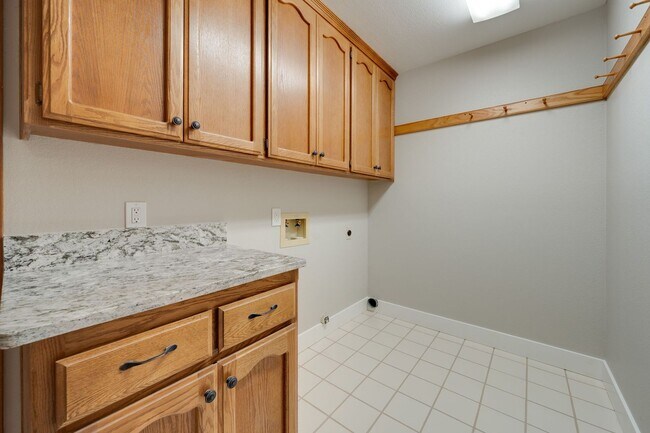 Building Photo - Bright and Stylish 4BD/2BA Home with 3 Car...