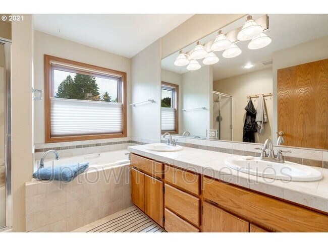 Building Photo - 7627 SW Skyhar Dr