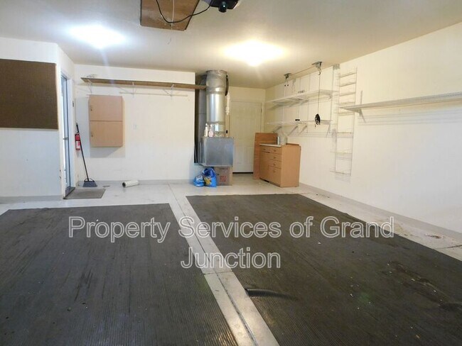 Building Photo - 733 Lakeview Ct