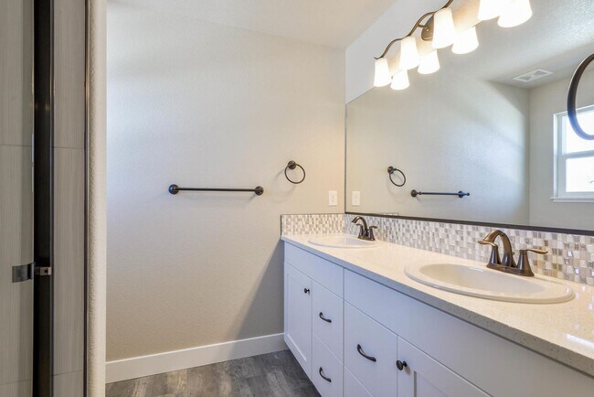 Building Photo - Beautiful, Dog Friendly, 3 Bedroom, 2.5 Ba...