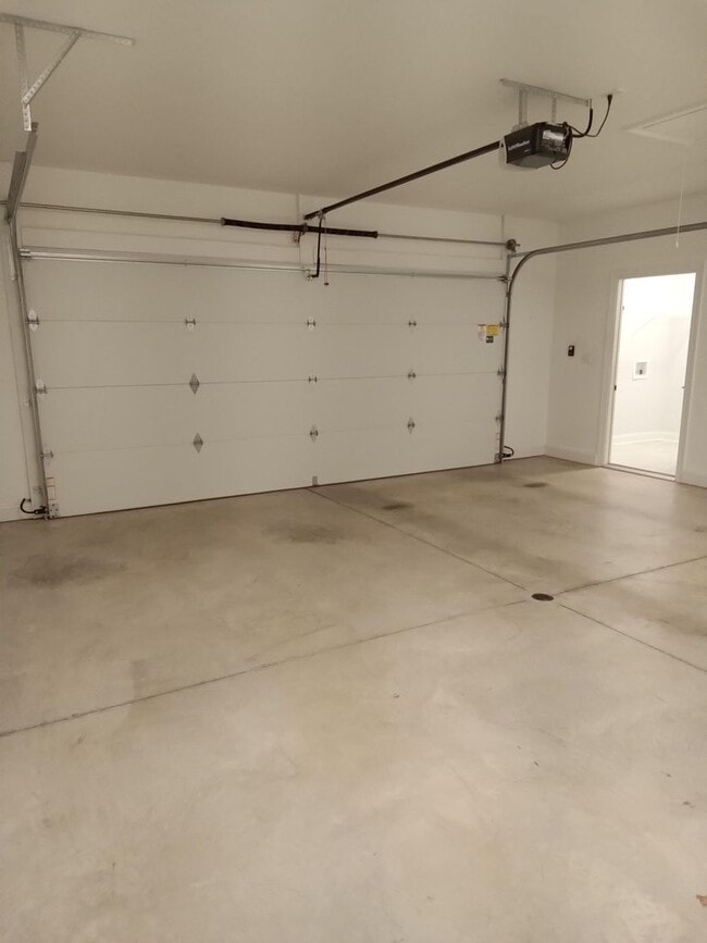 Building Photo - Patio Townhome Located 1 Block from Bedfor...