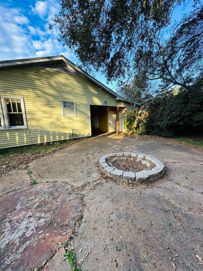 Building Photo - 1312 W University Ave