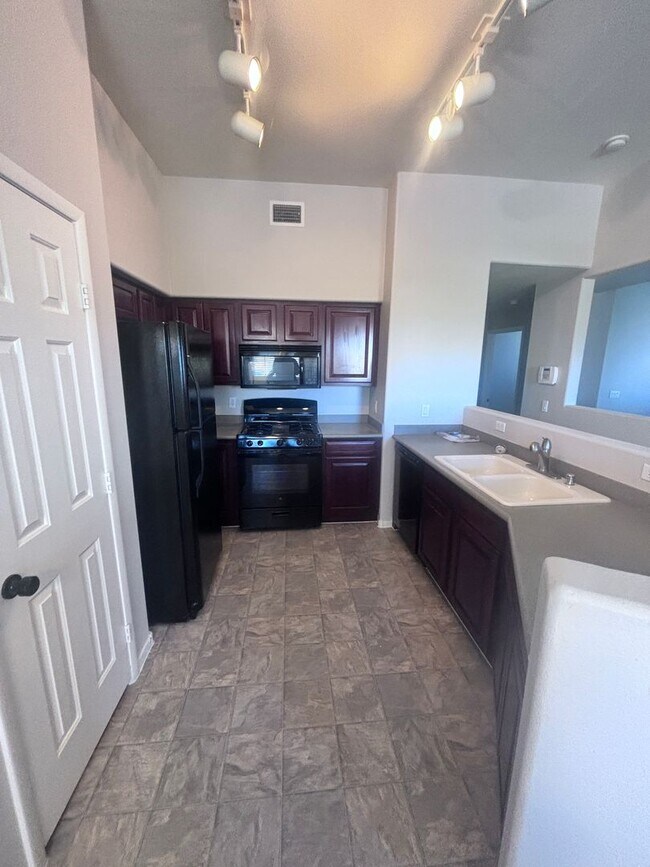 Building Photo - 2 Bed + Den/ 2 Bath 2nd floor condo in Gat...