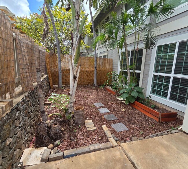 Building Photo - Downstair 2/1.5 Condo in South Kihei