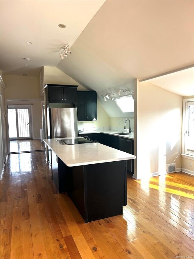 Building Photo - 409 W 261st St