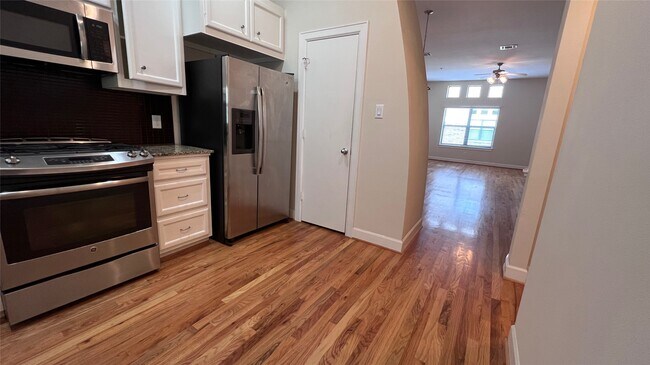 Building Photo - 2710 Hullsmith Dr