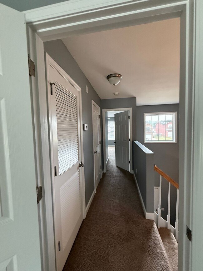 Building Photo - Available NOW -111 Peregrine Way-1/2 off the first month rent