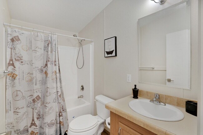 Building Photo - Modern Furnished 2 Bed/2 Bath Home • Laundry • Internet Included