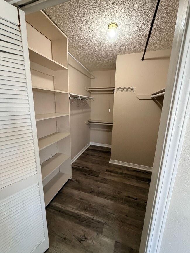 Building Photo - Townhouse Just Minutes to LSUS .....